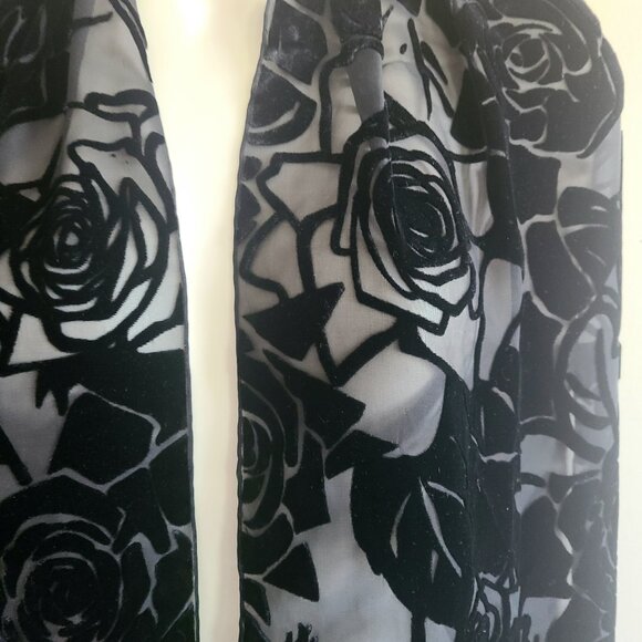 Silk blend black velvet scarf with roses design. - Picture 2 of 7